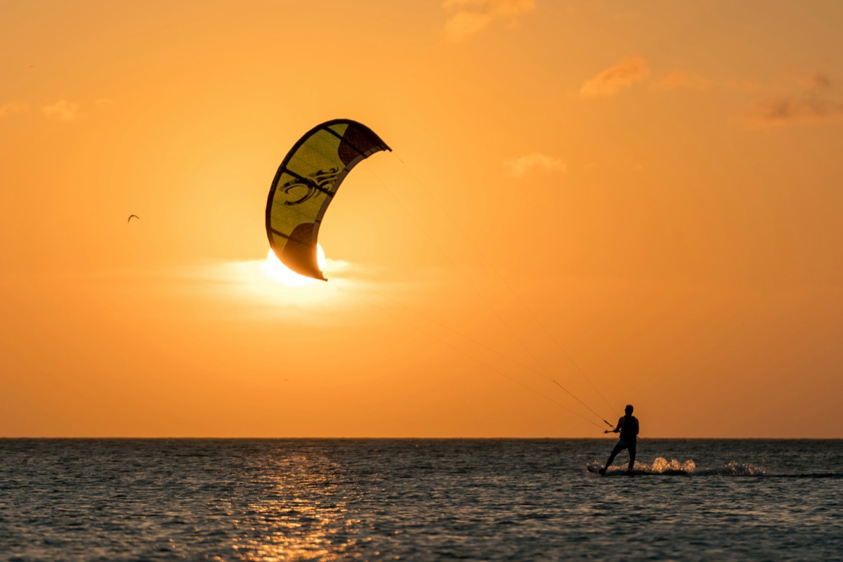 Praia com kites no céu, vista pela câmera do spot